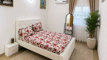 Tabla de planchar con plancha, internet y ropa de cama