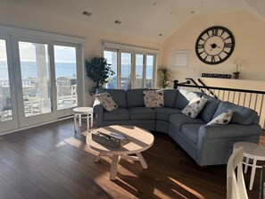 TV, fireplace - Beautiful bayfront 5-bedroom, 4.5-bathroom home with in-ground pool! (Lower Township)