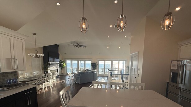 Una cocina amplia con una isla grande, electrodomésticos modernos y vistas al exterior.
