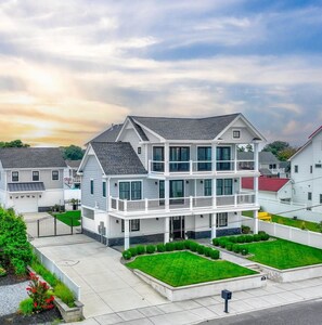Exterior - Beautiful bayfront 5-bedroom, 4.5-bathroom home with in-ground pool! (Lower Township)