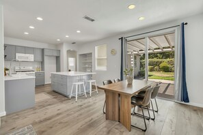 Dining - Modern Comfort in Laguna West! (Elk Grove)