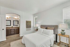 Iron/ironing board, WiFi, bed sheets - Modern Comfort in Laguna West! (Elk Grove)