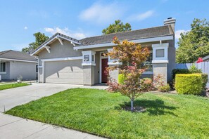 Exterior - Modern Comfort in Laguna West! (Elk Grove)
