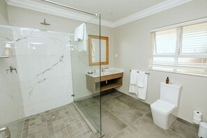 Studio | Badezimmer | Dusche, Haartrockner, Handtücher, Seife