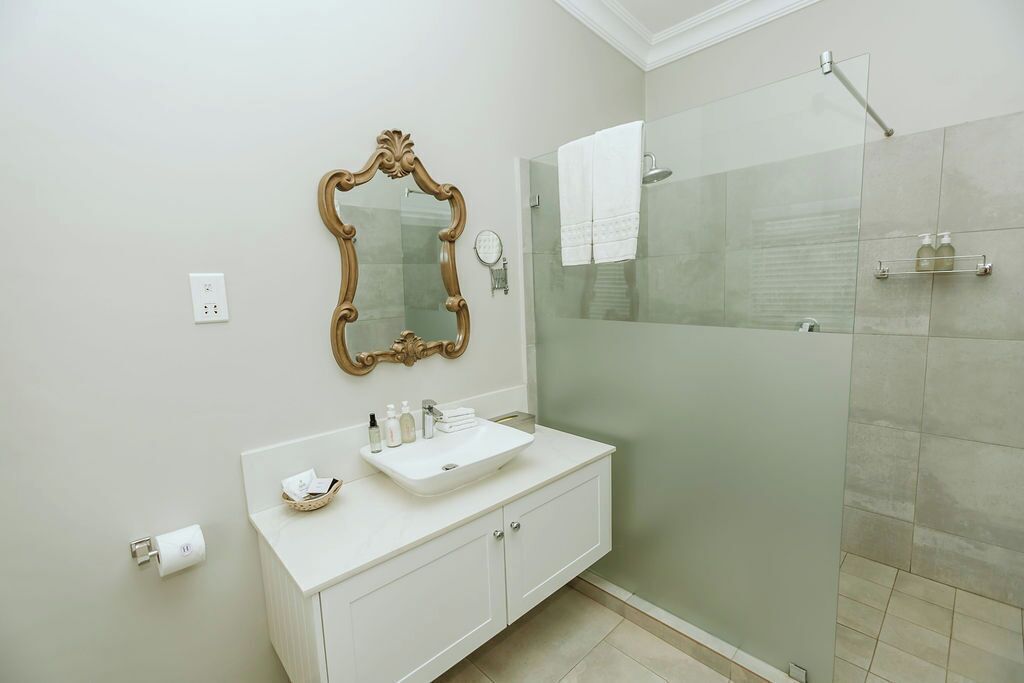 Junior Suite | Bathroom | Shower, hair dryer, towels, soap