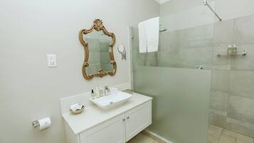 Junior Suite | Bathroom | Shower, hair dryer, towels, soap