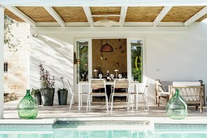 Outdoor dining - Trullo Badra, in the countryside between Alberobello and Locorotondo (Puglia)