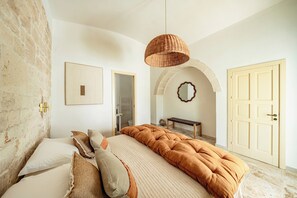 2 bedrooms, desk, free WiFi, bed sheets - Trullo Badra, in the countryside between Alberobello and Locorotondo (Puglia)