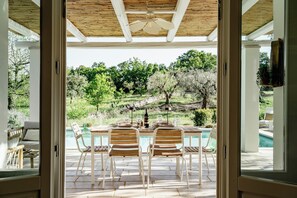 Outdoor dining - Trullo Badra, in the countryside between Alberobello and Locorotondo (Puglia)