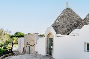 Exterior - Trullo Badra, in the countryside between Alberobello and Locorotondo (Puglia)