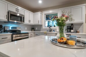 Fridge, microwave, oven, stovetop - The Bluebird + Game room + Indoor & Outdoor Fireplaces + 3 KING beds (Helen)