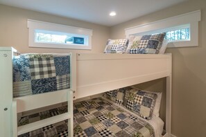 3 bedrooms, iron/ironing board, free WiFi, bed sheets - The Bluebird + Game room + Indoor & Outdoor Fireplaces + 3 KING beds (Helen)