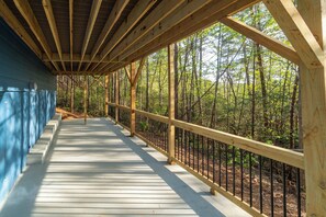 Property grounds - The Bluebird + Game room + Indoor & Outdoor Fireplaces + 3 KING beds (Helen)