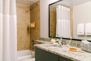 Standard-Apartment, 2 Schlafzimmer | Badezimmer | Duschwanne, Handtücher, Seife, Shampoo