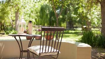 Tremannsrom – deluxe, terrasse, hageutsikt | Utendørsservering