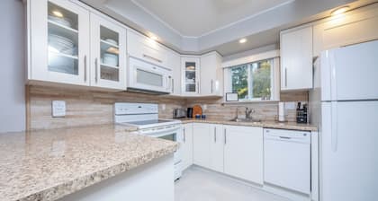 3 BEDROOM COTTAGE- 6 minute walk to Lake Huron Sandy beach. Sunsets, campfires