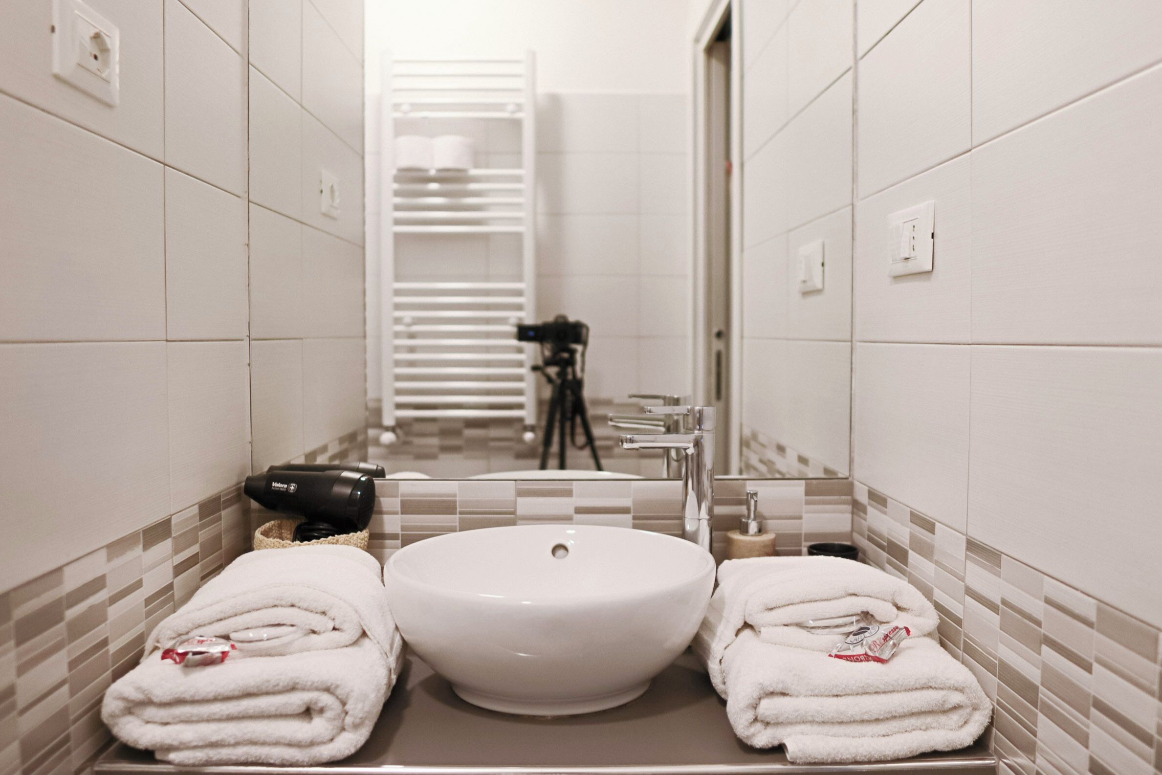 Douche, sèche-cheveux, bidet, serviettes fournies
