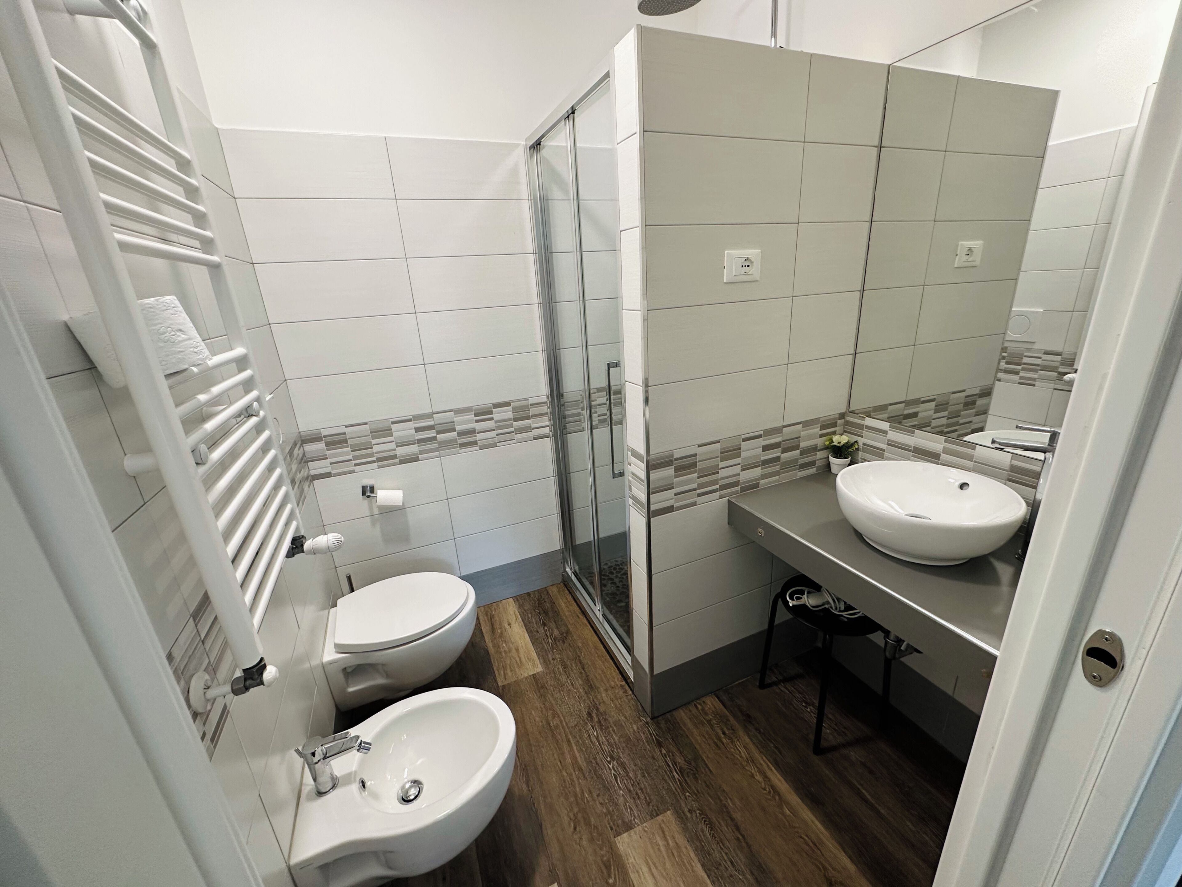 Douche, sèche-cheveux, bidet, serviettes fournies