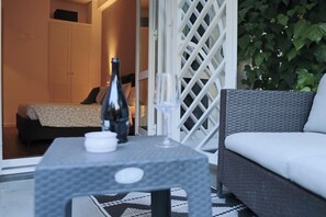 Iron/ironing board, Internet, bed sheets - Elegant Boutique Rooms near the Vatican with Garden & Private Terraces (Roma)