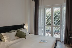 Iron/ironing board, Internet, bed sheets - Elegant Boutique Rooms near the Vatican with Garden & Private Terraces (Roma)