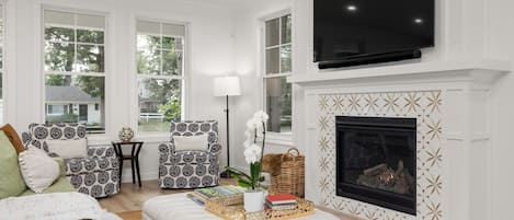 Smart TV, chimenea y estéreo