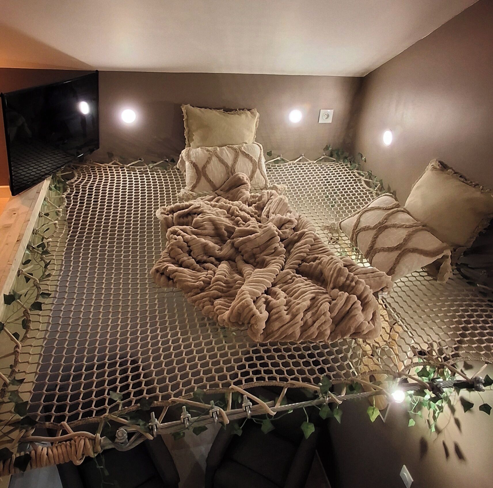 WiFi, bed sheets