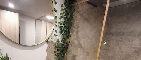 Haartrockner, HandtĂŒcher, Seife, Toilettenpapier