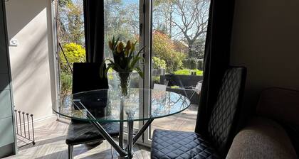 1 bedroom garden flat set in grounds of Victorian property Close to centre & uni