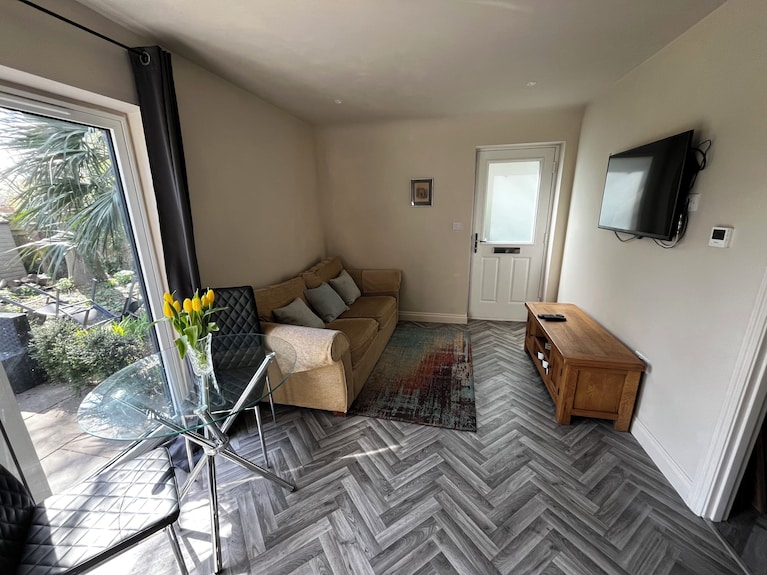 1 Bedroom Garden Flat Set In Grounds Of Victorian Property Close To Centre & Uni - Southampton