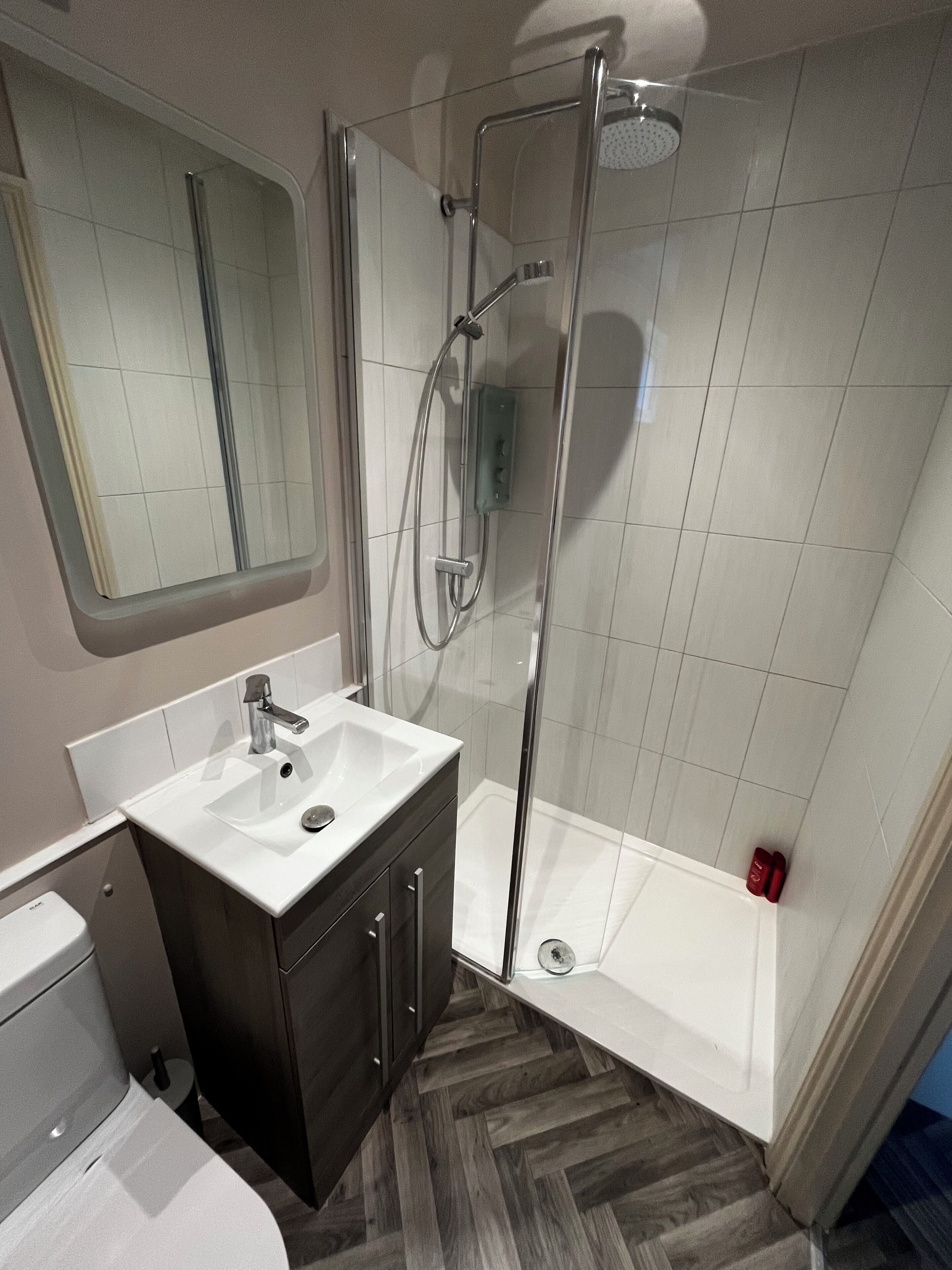 Dusj, hårføner, håndklær og såpe