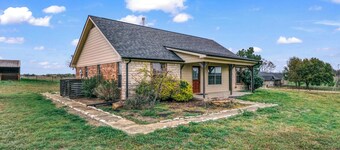 Riley Ranch farmhouse in the charming Brock TX - Near Wedding Venues!