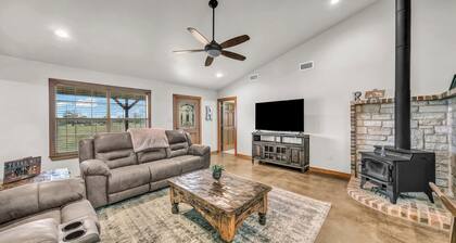 Riley Ranch farmhouse in the charming Brock TX - Near Wedding Venues!