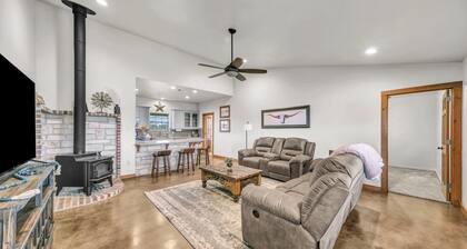 Riley Ranch farmhouse in the charming Brock TX - Near Wedding Venues!