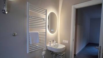 Doccia, asciugacapelli, bidet, asciugamani