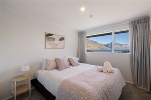 3 bedrooms, iron/ironing board, free WiFi, bed sheets - Spectacular Views, Walk To Town, Freshly Renovated (Queenstown)
