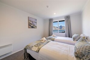 3 bedrooms, iron/ironing board, free WiFi, bed sheets - Spectacular Views, Walk To Town, Freshly Renovated (Queenstown)