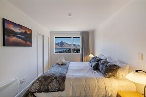 3 bedrooms, iron/ironing board, free WiFi, bed sheets - Spectacular Views, Walk To Town, Freshly Renovated (Queenstown)