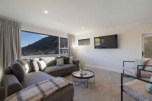 Smart TV - Spectacular Views, Walk To Town, Freshly Renovated (Queenstown)