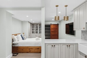 6 bedrooms, desk, iron/ironing board, WiFi - New 6 bed Mission Hills Home |Huge Deck and Spa (San Diego)