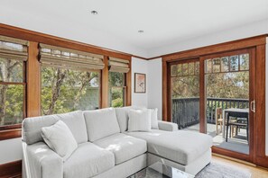 TV - New 6 bed Mission Hills Home |Huge Deck and Spa (San Diego)