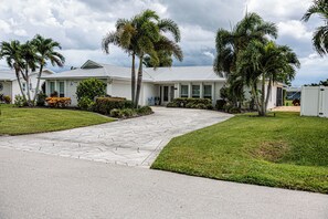 Exterior - Villa Coastal Haven: A Luxurious Waterfront Boaters Paradise (Cape Coral)