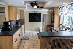 Private kitchen - Villa Coastal Haven: A Luxurious Waterfront Boaters Paradise (Cape Coral)