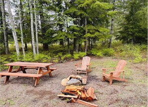 Outdoor dining - Rustic Finn Cabin near Hoh Rain Forrest- Rialto beaches- Olympic Forrest hiking (Forks)