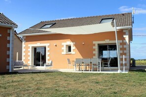 Outdoor dining - Le Monteil - SAINT-JEAN-DE-SAUVES (SAINT-JEAN-DE-SAUVES)