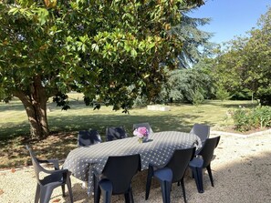 Outdoor dining - Le Petit Gîte du Theil Au Servant (LA CHAPELLE-VIVIERS)