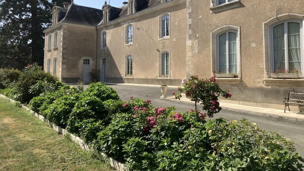 A large, historic building with multiple windows and a central entrance. - Le Petit Gîte du Theil Au Servant (LA CHAPELLE-VIVIERS)