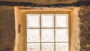 A stone-walled room with a window featuring a grid of square panes. - Le Gite du Puits - MONTAMISE (MONTAMISE)