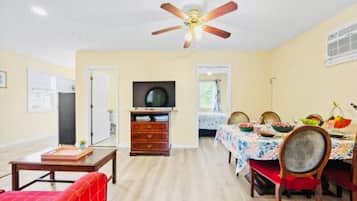 Familien-Vierbettzimmer, Terrasse, Poolblick