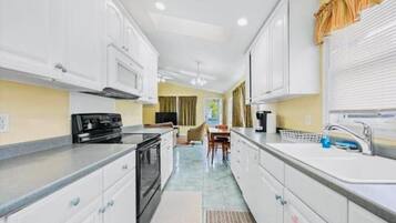 Suite, balcone, vista piscina | Cucina privata