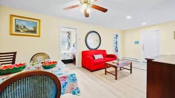 Familien-Vierbettzimmer, Terrasse, Poolblick | Innenbereich